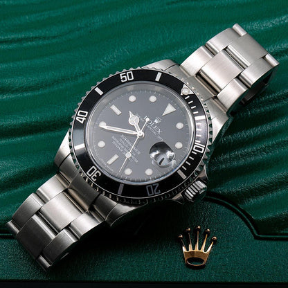 Rolex Submariner Date 40MM 16610 Black Dial Black  Bezel Stainless Steel Oyster Bracelet detail view